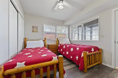 Image de 9 Bedroom Cabin Steps Away From Table Rock Lake!