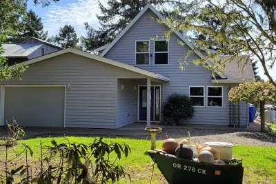 Image de Very quiet Pacific City home with amazing river views from the deck!