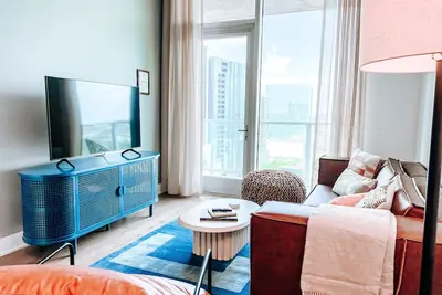 Image de Brand New! 29th Floor Rainey St. Condo in Downtown Austin w/Rooftop Pool & Patio