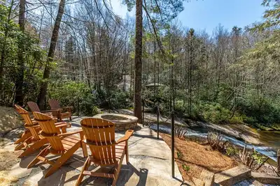 Image de Gorgeous Waterfront Mountain Retreat with Firepit and Waterfall