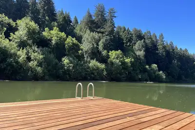 Image de ~Riverfront 3 Bed 2 Bath + Hot Tub, Private Dock & Watercraft. 3/4 mile to town~