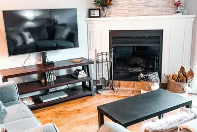 Image de 4 bedroom, 3 bathroom townhome, backing onto a golf course, mountain views!