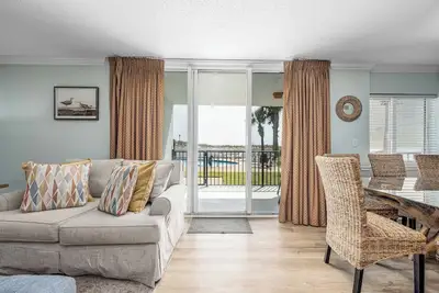 Image de Beachfront Walkout Poolview Condo