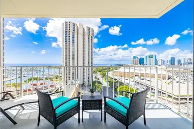 Cozy 2-Bedroom Next to Ala Moana Beach & Mall! ! !