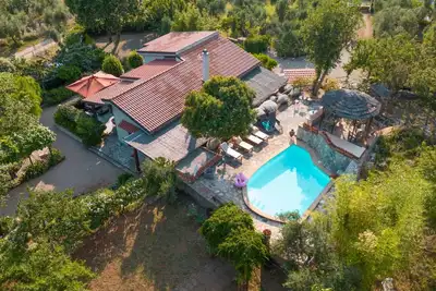 Image de Maison de vacances privée avec Wifi, piscine privée, Tv, patio, animaux admis, parking