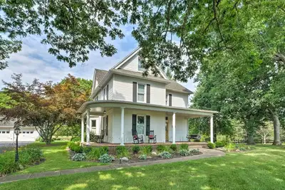 Image de Lush, Modern Farmhouse w/ Mtn Views & Sunroom