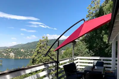 Image de Panoramic Lake View! ! ! Modern 4 Bd 2 Ba\/Level entry