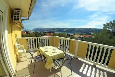 Image de Appartement de deux chambres avec la terrasse et la vue sur le mer Lopar, Rab (A-19238-a)