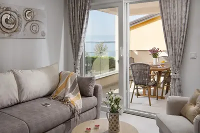 Image de Appartement de deux chambres avec la terrasse et la vue sur le mer Vir (A-19421-b)