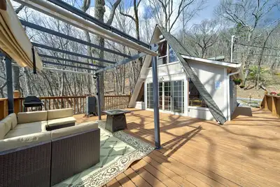 Countryside A-frame with alfresco deck & amazing views