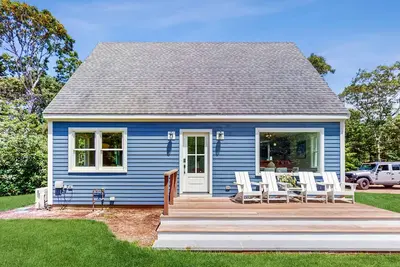 Image de Updated home with forest views, deck, firepit, fast WiFi - near town/beaches