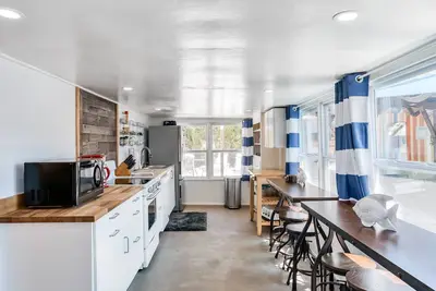 Image de Snowbird-friendly home with tiki bar, fast WiFi, and private W/D