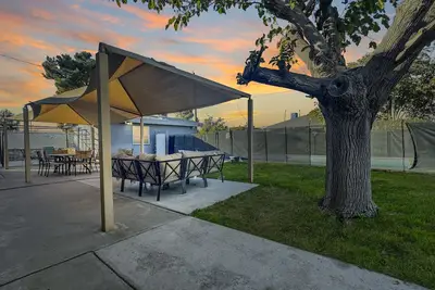 Image de Amazing and inviting hm with 6brm, 4bath, 2kitchens, private pool in quiet area