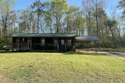 Image de Enjoy our stocked lake and 28 miles to The University of Alabama for football!