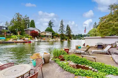 Image de Delightful Retreat with Water Views, Fast WiFi, Gas Grill, & Furnished Patio