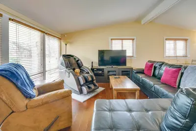 Image de Bright Ann Arbor Home w/ Yard, 3 Mi to U of M