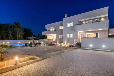 Image de Villa D - Pula, 3 chambres, sauna, salle de fitness, billard, piscine chauffée