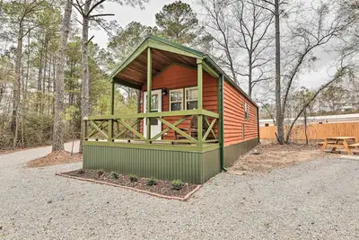 Image de Charming New Bern Log Cabin - Pets Welcome!