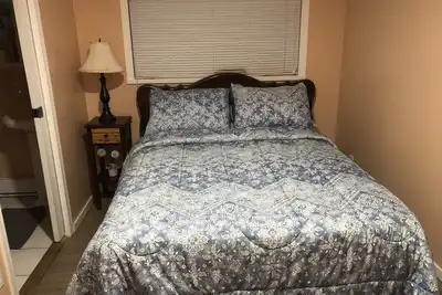 Image de Small room with double bed, separate entrance, Wash Room/\n Kitchenette-No 2