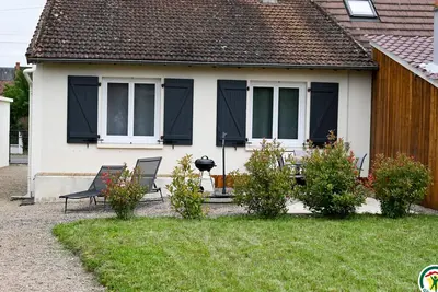 Maison rénovée au calme avec jardin, terrasse et garage, à 10 min de Moulins, draps et serviettes inclus
