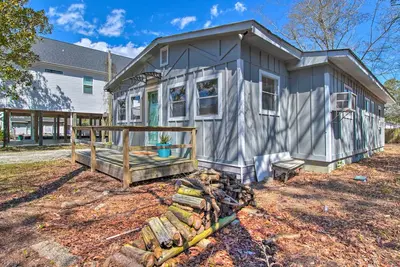 Image de Sunny Oak Island Retreat - 3 Blocks to Beach!