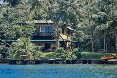 Image de South Point Cottage- 3 bedroom stunning lake front property. Ideal for family.