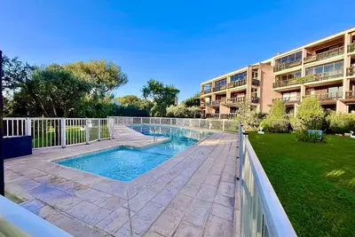 Image de Studio calme avec piscine, parking privé, et accès proche à la mer - 4 couchages