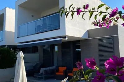 Luxury chalet, for 6 people, close to the beach, 155m² in Cala Mandia
