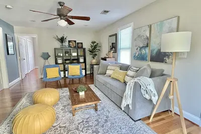 Image de New, Cozy, Modern One-Bedroom Apartment