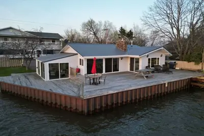 Image de Harbor Beach House - Right on the Water, located Downtown La Pointe!
