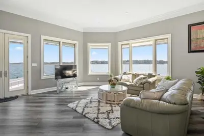 Image de Large Direct Bayfront Home with Great Amenities
