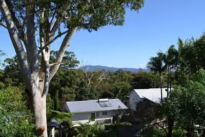 Image de Ashmore - Four bedroom home, easy walk to shops and beach, back deck with a view