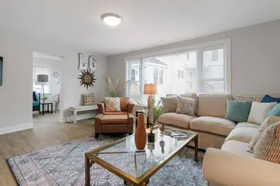 Image de White House on Wisconsin-Carriage House |Renovated Colonial Revival |Steps to Main St |Parking for 2