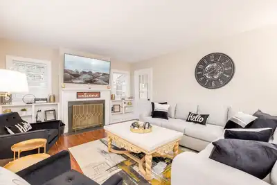 Image de New! Modern Historic Home <5mins to Hpu & Market