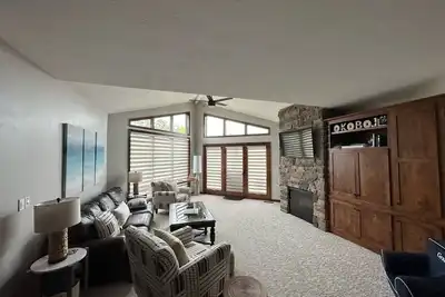 Image de 4th Floor Condo Vaulted Ceilings. New Beds, Carpet, Blinds, Paint 🙌🏼 1st building