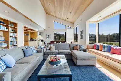 Image de Architectural stunner with pool, ocean view, private hot tub & deck - near trail