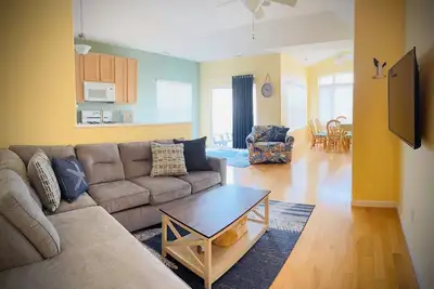 Image de Beautiful condo in prime location! 2 blocks from boardwalk & convention center.