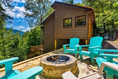 Image de Dog-friendly mountain home with hot tub, deck, pool table, WiFi - stunning view
