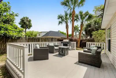 Image de Dog-friendly, centrally located home on Wilmington Island with washer\/dryer