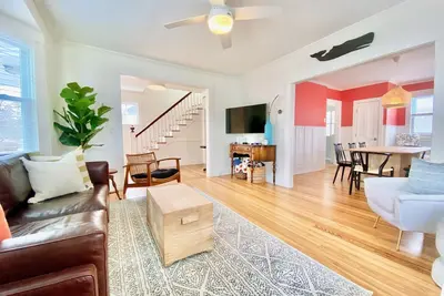 Image de Cheerful summer home with backyard, outdoor shower