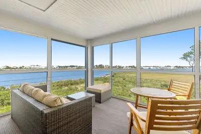 Image de Bay view condo with screened porch, central Ac, on-site golf and shared pool
