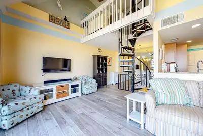 Image de Fun lofted escape near the beach with private balcony, ocean views, WiFi & Ac