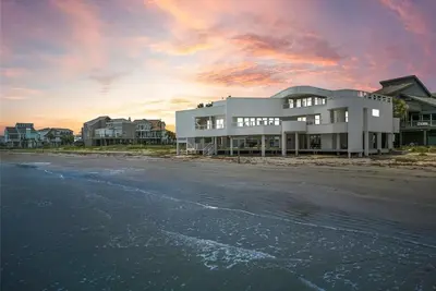 Beachfront Designer Home on Pirates Beach