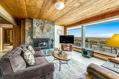 Image de Oceanfront home with incredible beach views, washer/dryer & 2 kitchens