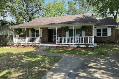 Image de Rosewood Cottage…sleeps up to 7! —Cleaning fee included in nightly rate!