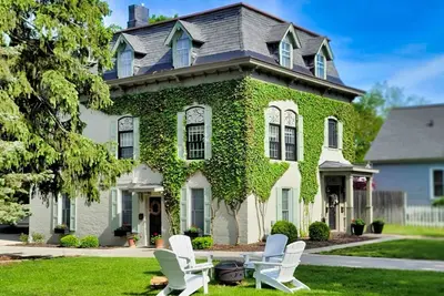 Image de Lake Michigan Designer Apartment in Historic Home