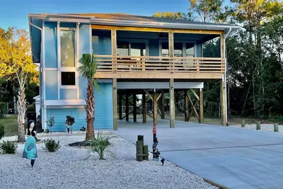 Image de 3br 2b Cottage w/Elevator -5 min Golfcart to the beach!