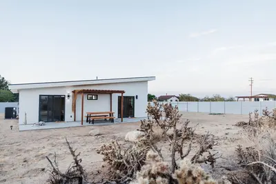 Image de *New* Modern boho home in Downtown Joshua Tree: Hot Tub + Ev charger