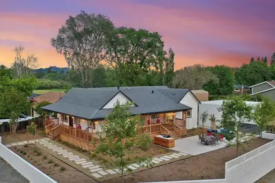 Image de Vineyard Vue | Complimentary wine tasting at Croix Estate included!