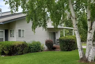 Image de Quiet central location near Community College, Hospital, Shopping, Sports Fields